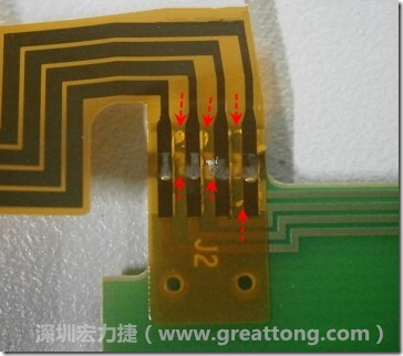 這張圖所顯示的，PCBA工廠實(shí)際進(jìn)行HotBar(熱壓熔錫焊接)焊接的時(shí)候，經(jīng)常會(huì)出現(xiàn)這類焊墊之間短路的問(wèn)題，下面的圖示為比較嚴(yán)重的案例，大部分都只有部份溢錫，但這對(duì)品質(zhì)信賴杜已經(jīng)產(chǎn)生了及大的為害，既使現(xiàn)在測(cè)試沒(méi)有出現(xiàn)問(wèn)題，難保在高溫膏濕的環(huán)境下不會(huì)出現(xiàn)電子遷移(Electromigration)的現(xiàn)象。
