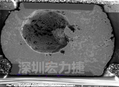 錫球氣泡大到足以影響到焊接的品質，下圖是錫球切片后的剖面，可以很明顯看到氣泡已經有錫球的 1/3 大了