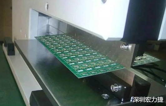 基本上V-Cut就是破壞板子結構的元兇，因為V-Cut就是在原來一大張的板材上切出溝槽來，所以V-Cut的地方就容易發生變形。