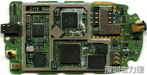 在射頻、核心處理器、高速記憶體等高頻元件區塊，可使用金屬屏蔽方式改善產品EMI影響問題。